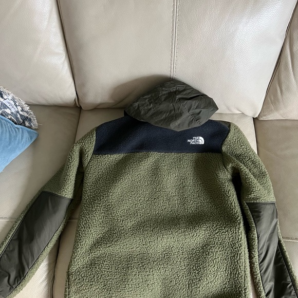 Boys 10-12 north face jacket. Army green with hints of orange - Picture 3 of 3